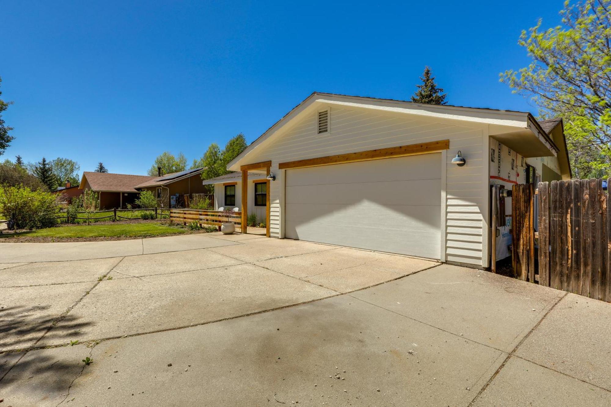 Stylish Close To Hiking And Fishing! *