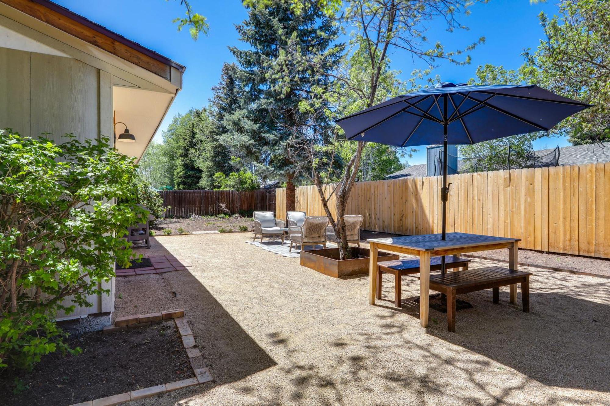 Stylish Close To Hiking And Fishing! *