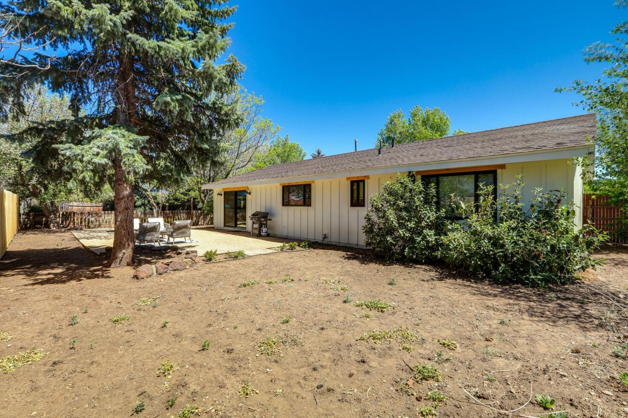 Stylish Close To Hiking And Fishing!